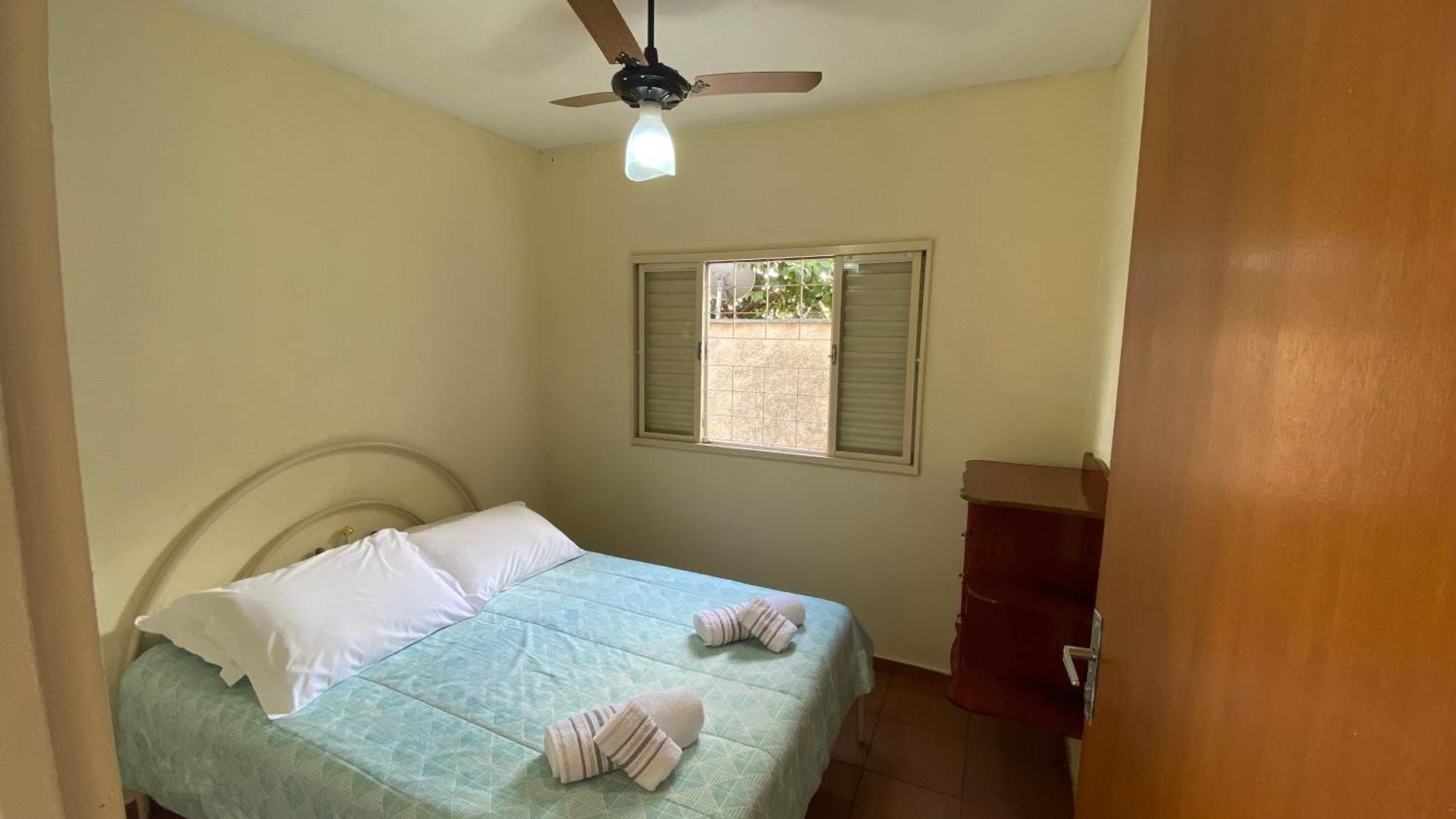 Casa Com Varanda, 2 Quartos, Wi-fi, Proximo Ao Centro Da Casa de férias *